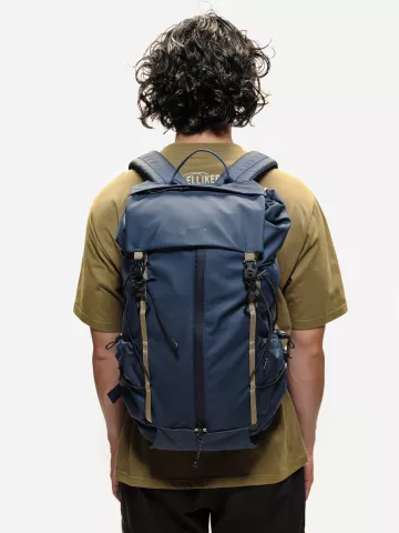 model-(34052-navy-front)-(40159-sand-back)