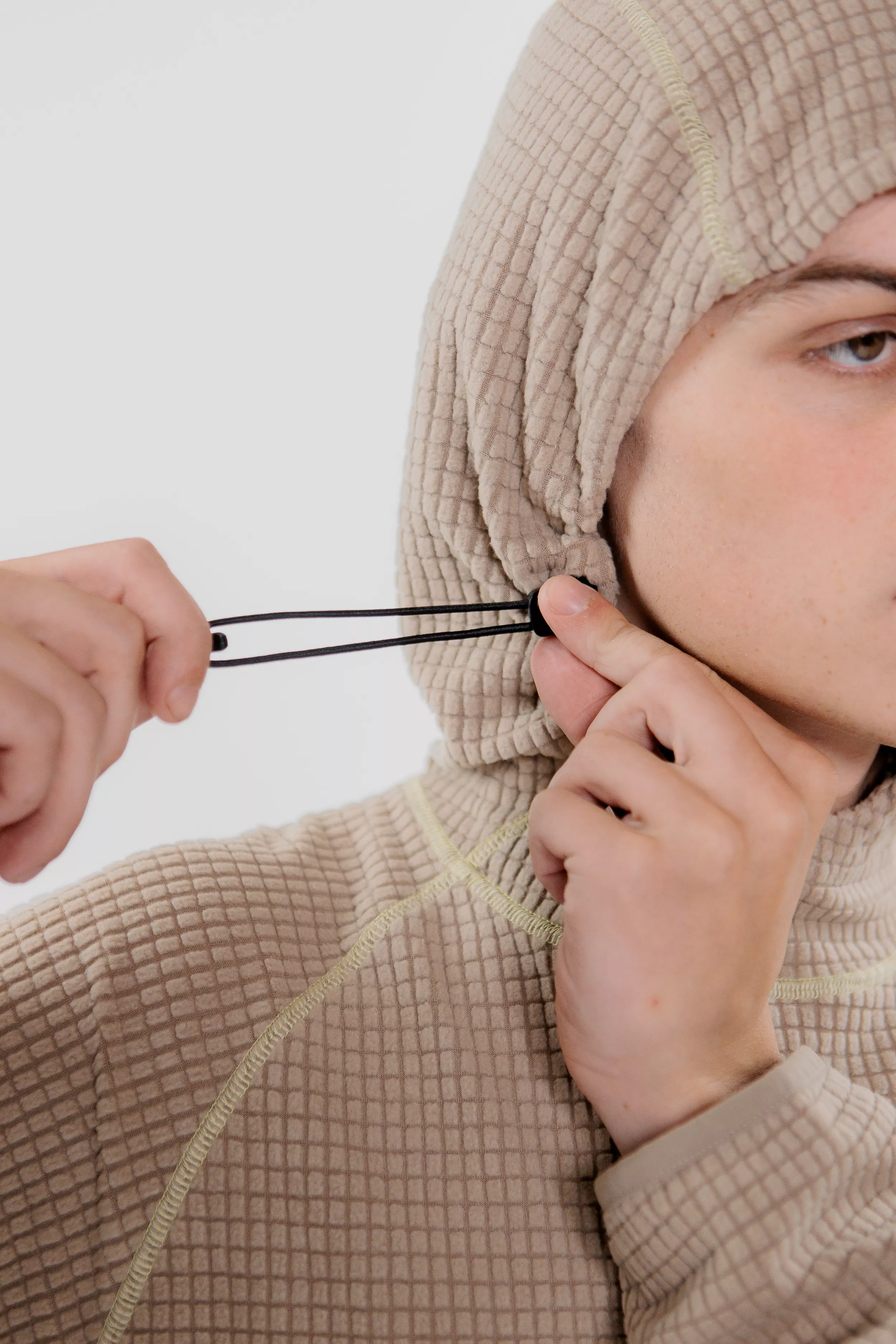 model-(40171-taupe-detail)