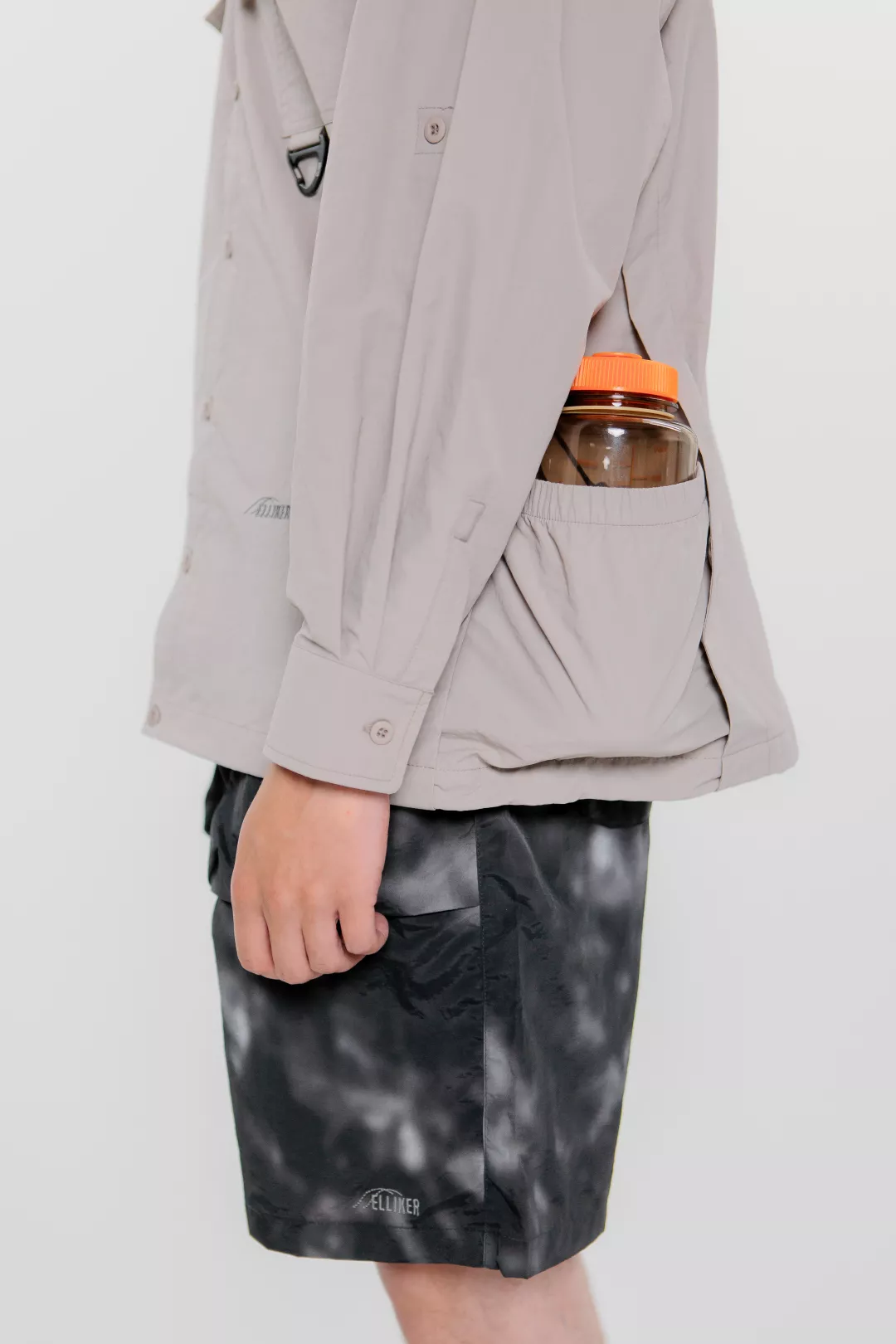 model-(40169-taupe-detail)