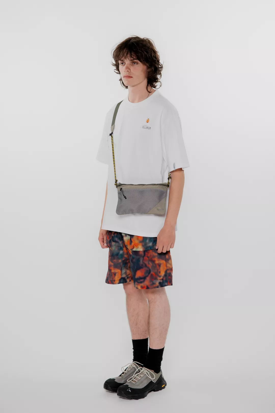 model-(40155-white-side)-(40179-peat-side)-(34055-taupe-front)