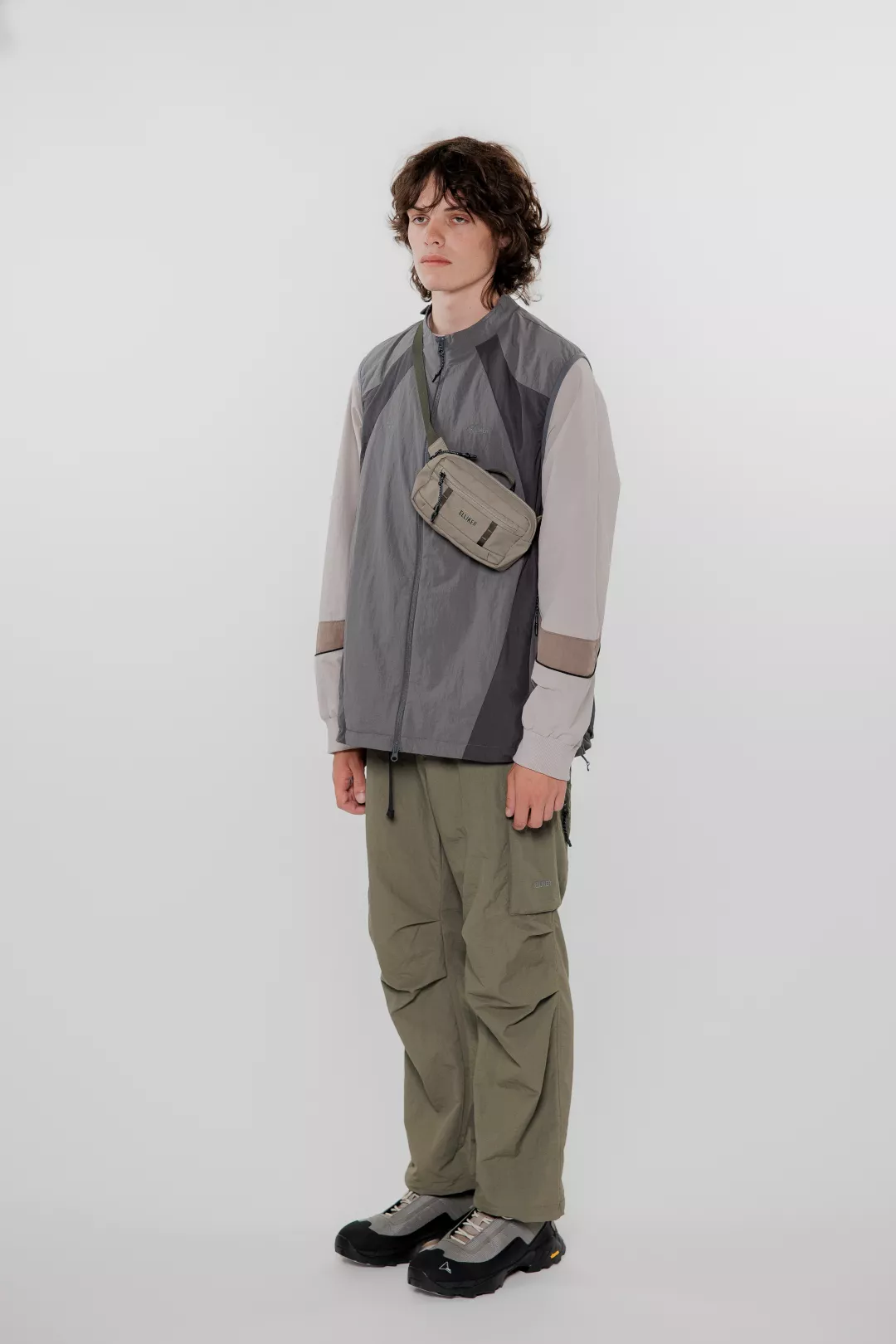 model-(34015-taupe-front)-(40172-slate-side)-(40178-ivygrn-side)