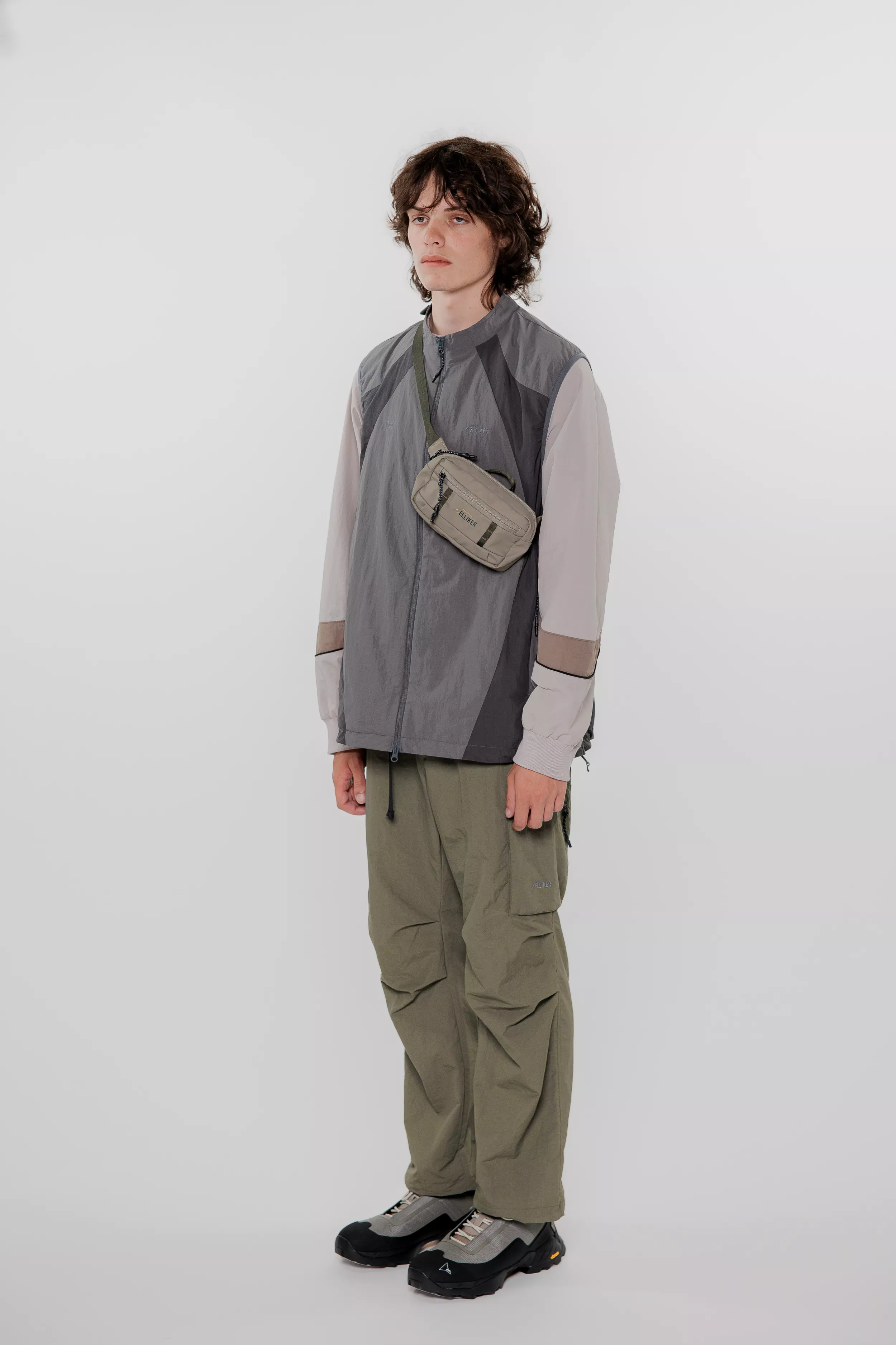 model-(34015-taupe-front)-(40172-slate-side)-(40178-ivygrn-side)