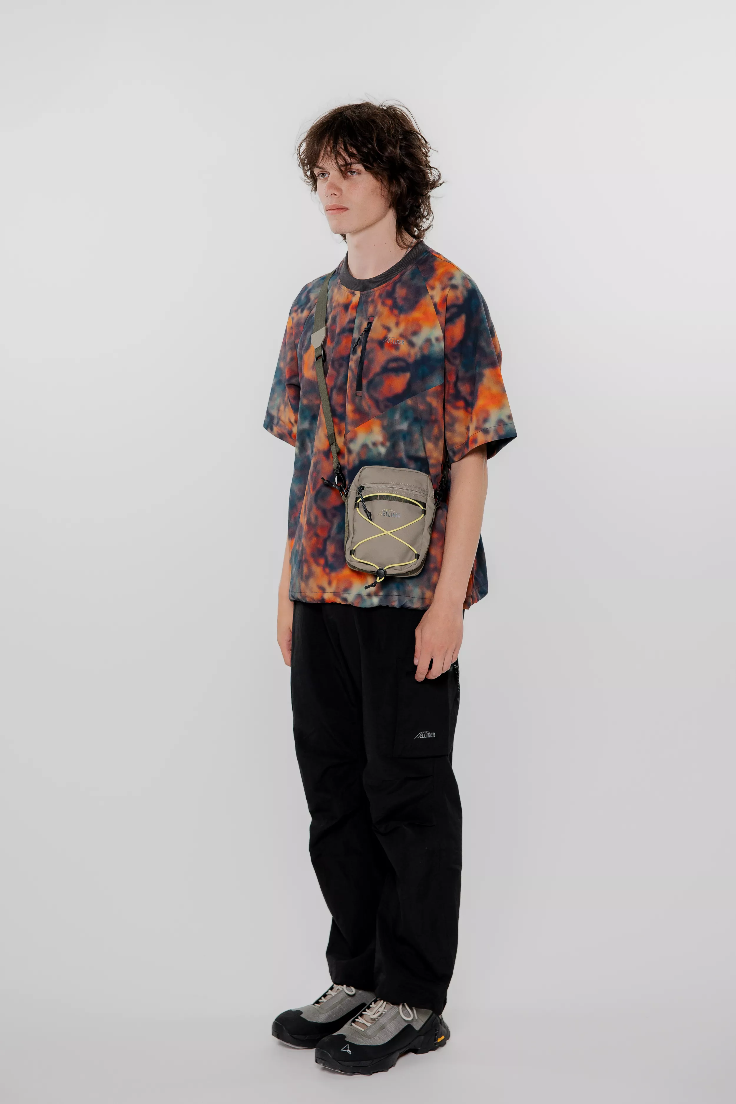 model-(40166-peat-side)-(40178-black-side)-(34014-taupe-front)