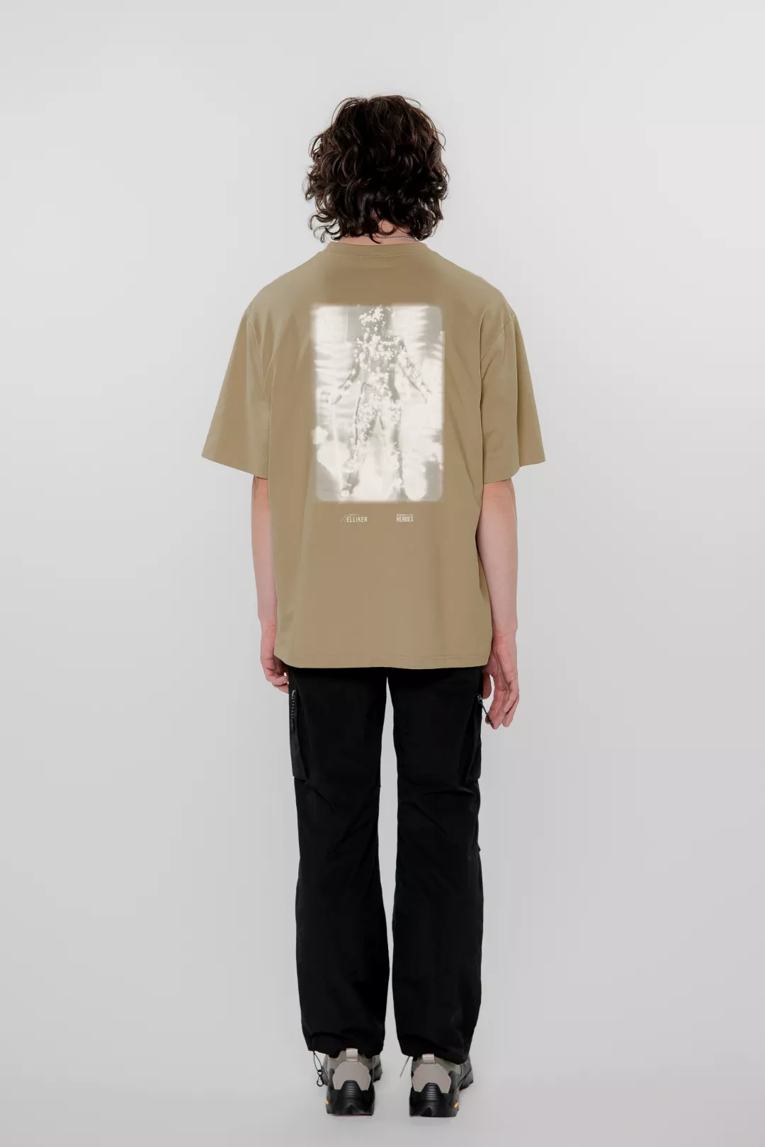 model-(40167-taupe-back)-(40178-black-back)