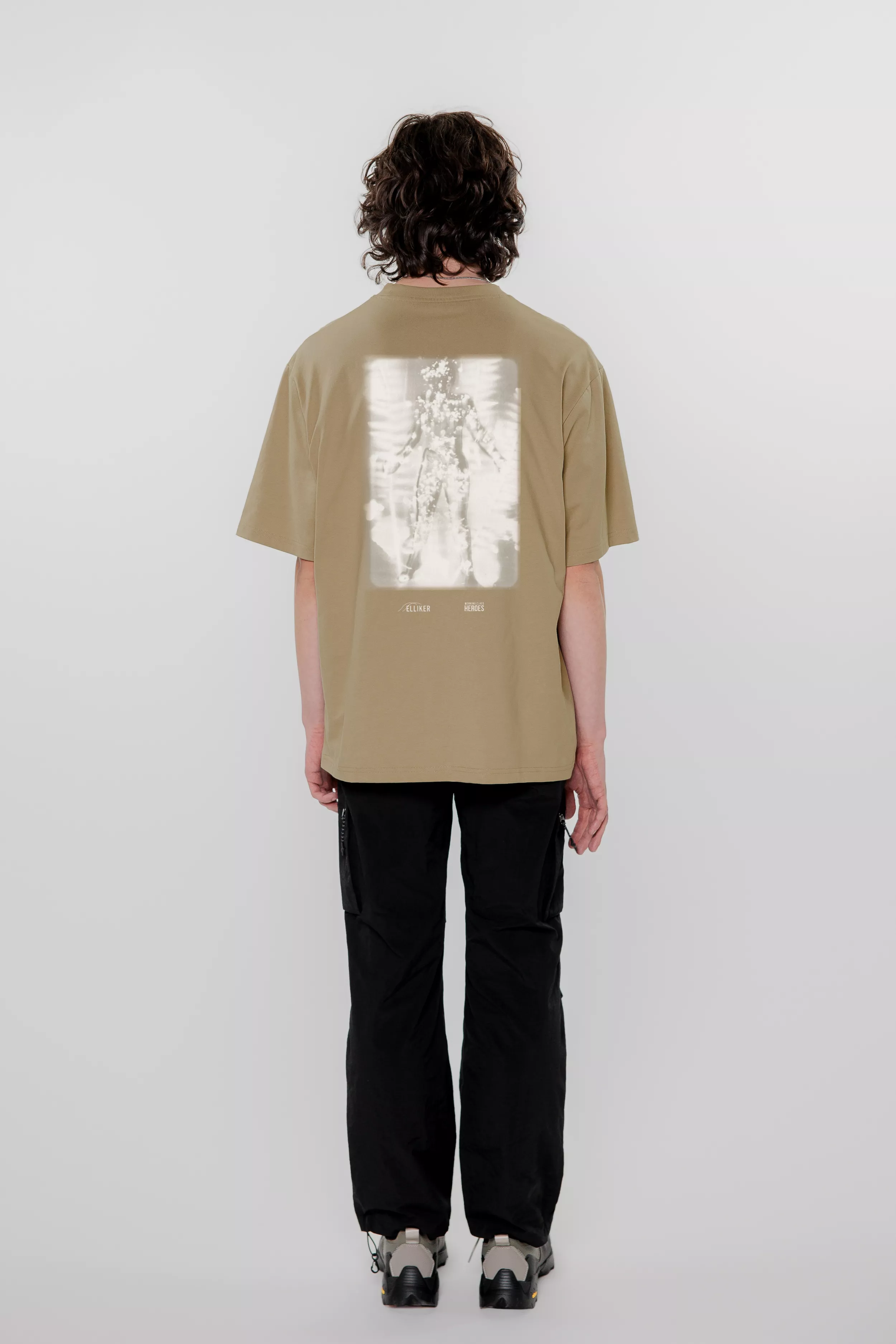 model-(40167-taupe-back)-(40178-black-back)