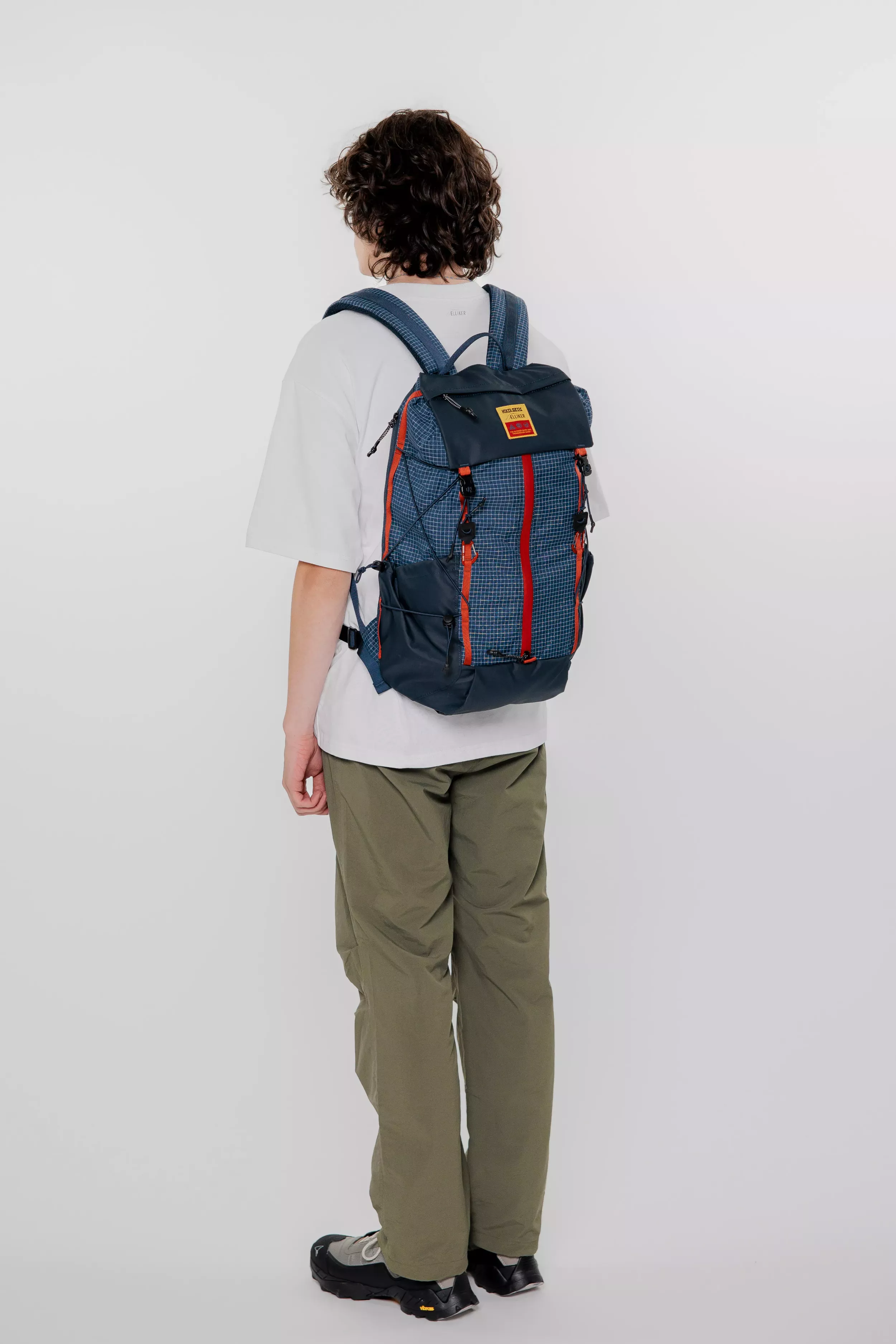 model-(34065-navy_red-side)-(40178-ivygrn-back)