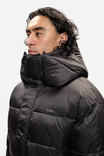 Model: 5'11" / 182cm | Size: L