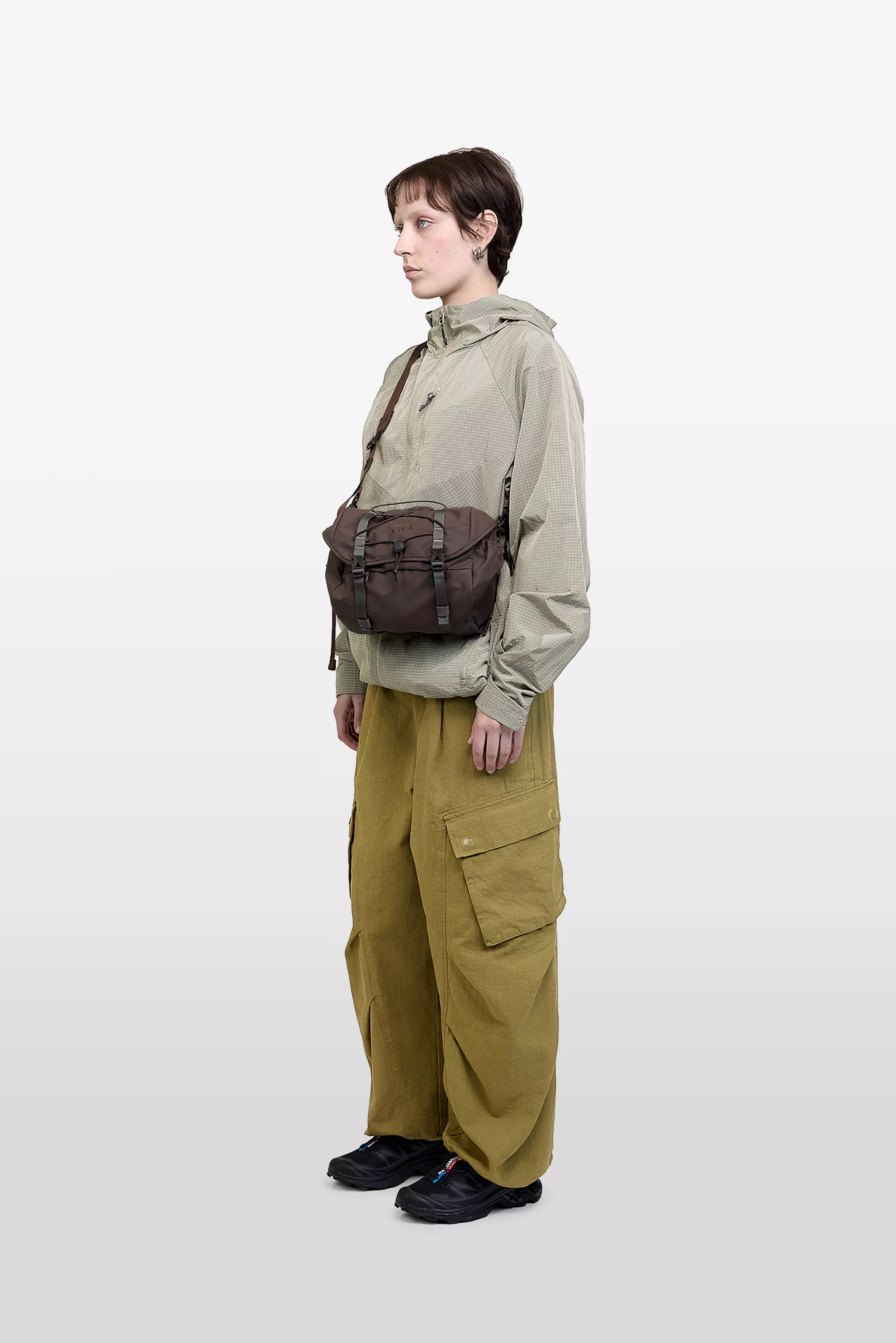 model-(34033-darkbrown-side)-(40195-stone-front)-(40194-olive-side)