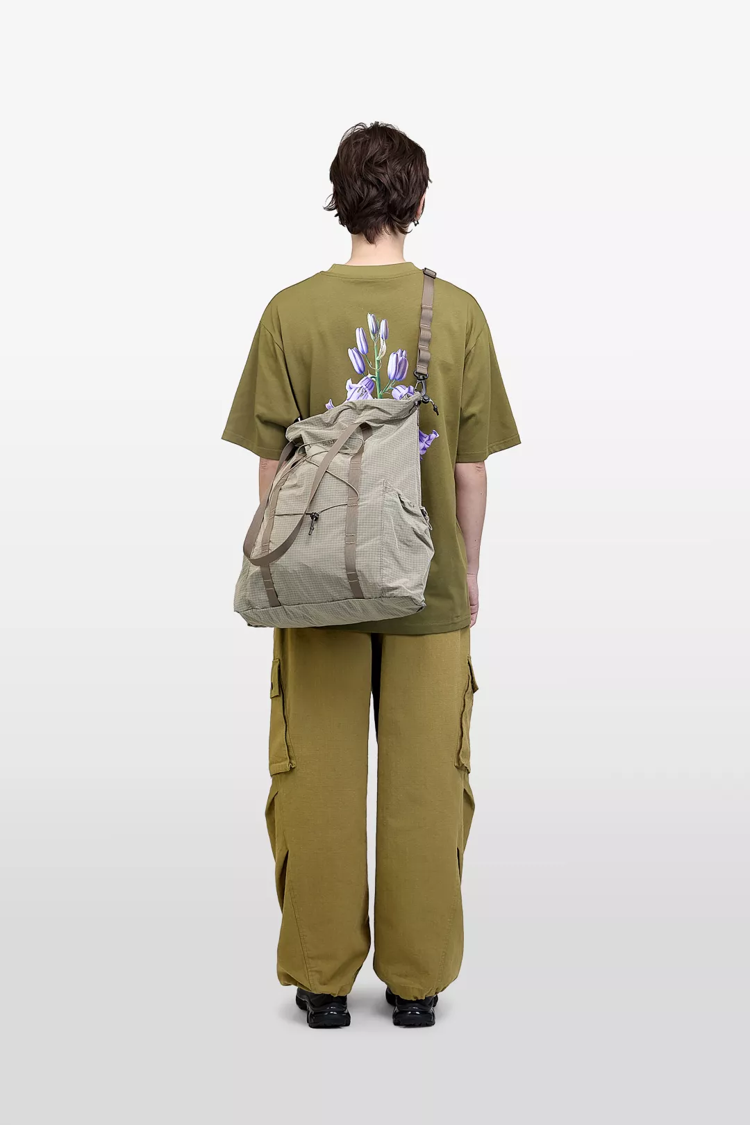model-(34082-stone-front)-(40165-mossgrn-back)-(40194-olive-back)