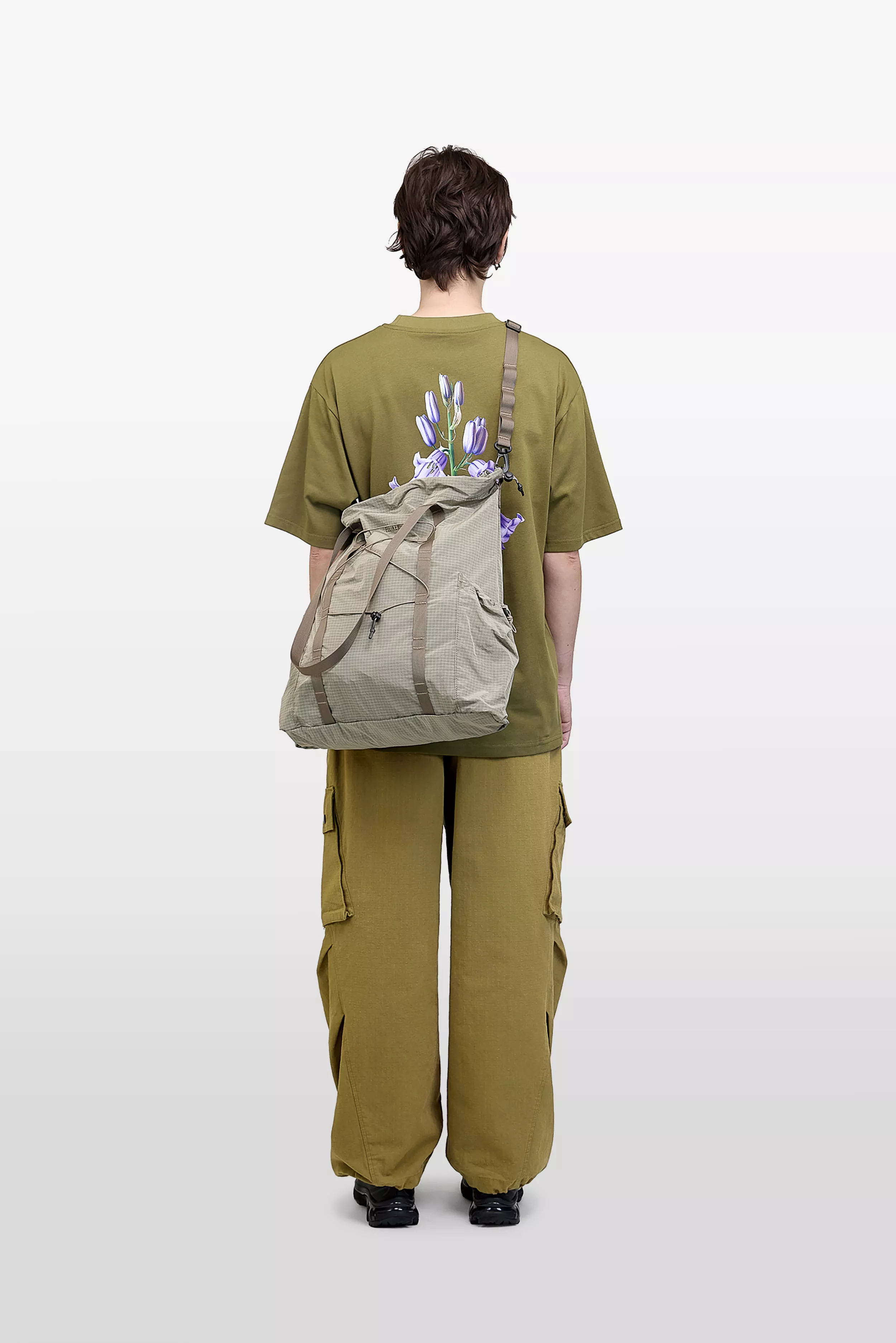 model-(34082-stone-front)-(40165-mossgrn-back)-(40194-olive-back)