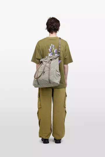 model-(34082-stone-front)-(40165-mossgrn-back)-(40194-olive-back)