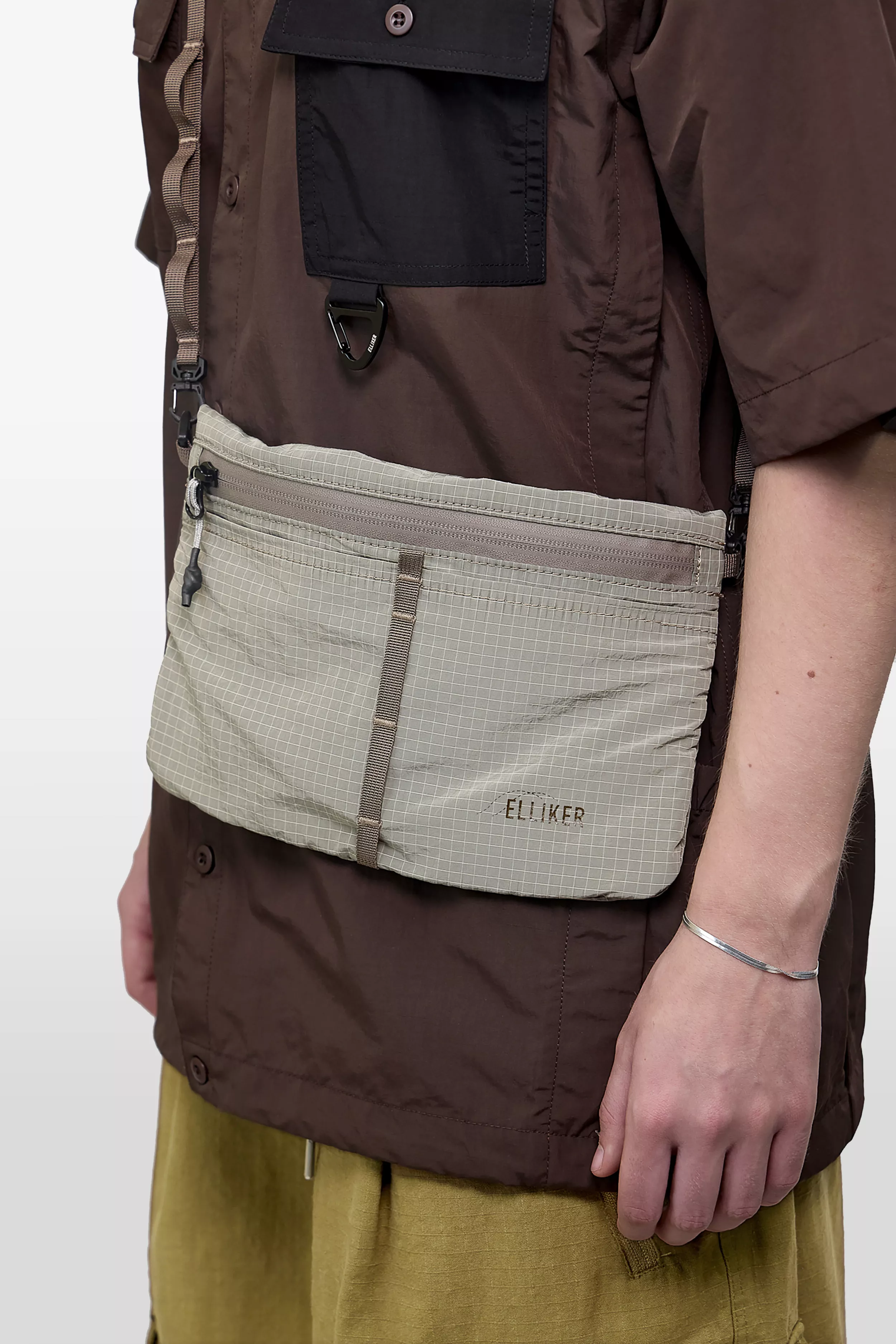 model-(34083-stone-side)-(40168-dkbnblk-side)-(40194-olive-side)