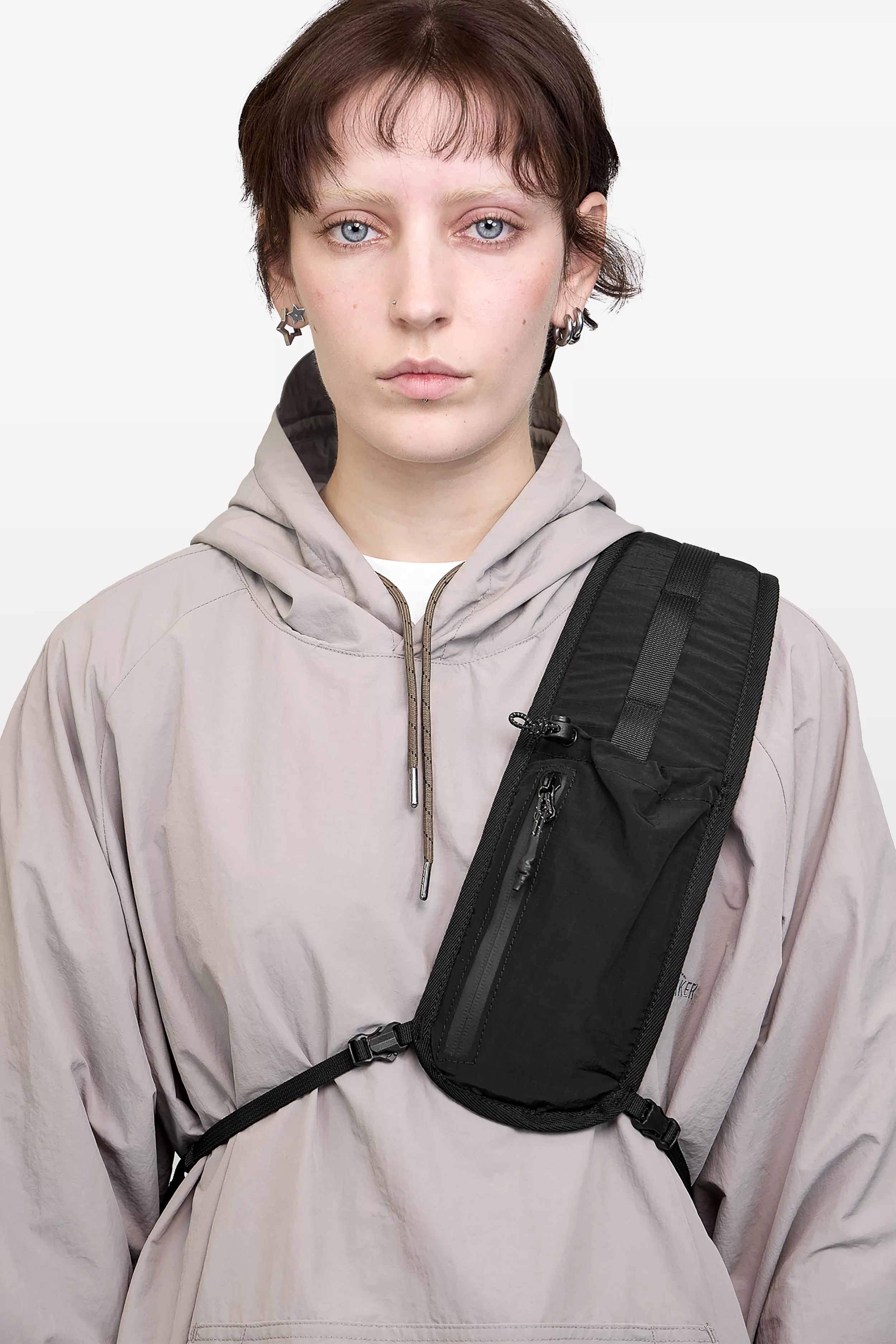 model-(34081-black-detail)-(40193-taupe-detail)