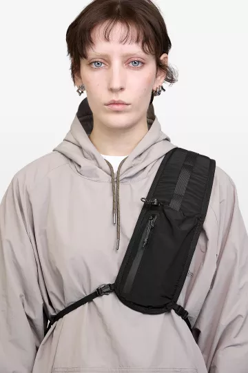 model-(34081-black-detail)-(40193-taupe-detail)