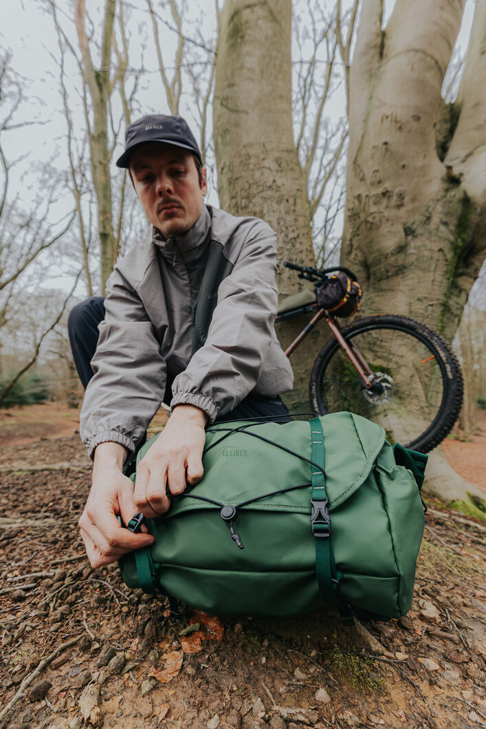 Luke opening ELLIKER Messenger Bag