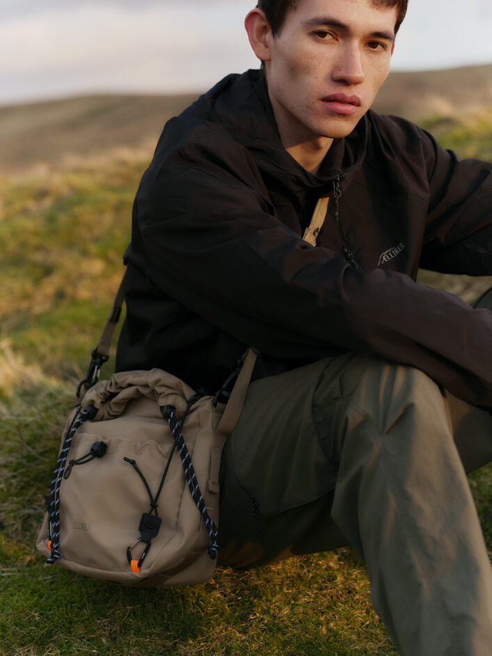 Sitting in nature with my ELLIKER Nidder Roll Top Crossbody Bag i ponder on the world around me