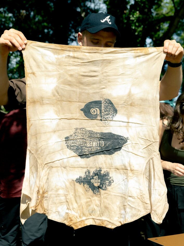 ELLIKER Natural Dyeed Tshirt held up